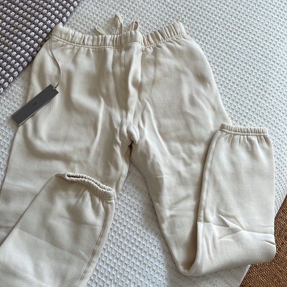 Men’s essentials eggshell joggers - Picture 5 of 6